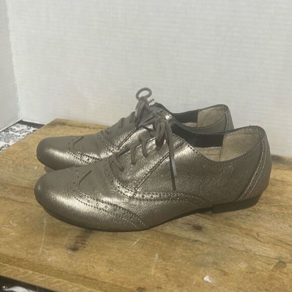 G.H Bass & Co Hilary metallic leather wingtip Oxford shoes Low Heel shimmer si - Picture 2 of 8